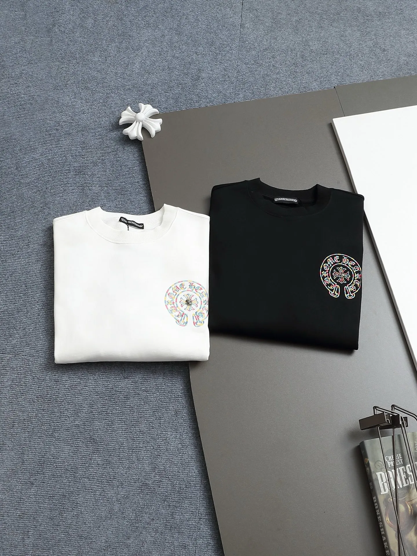 P250 Chrome hearts ch Chrome hearts cross horseshoe LOGO round-neck sweatshirt with thousands of needle embroidery crafts. Large version. Loose and stylish. The difference is the low version, the slim version, the upper body and the crotch. 100% commitment: top quality, not fast food. The highest version on the market. Top quality, 450 grams. 26 custom-dyed double yarn cotton, the same style for men and women, complete with three standards. Color: Black White Size: SMLXL